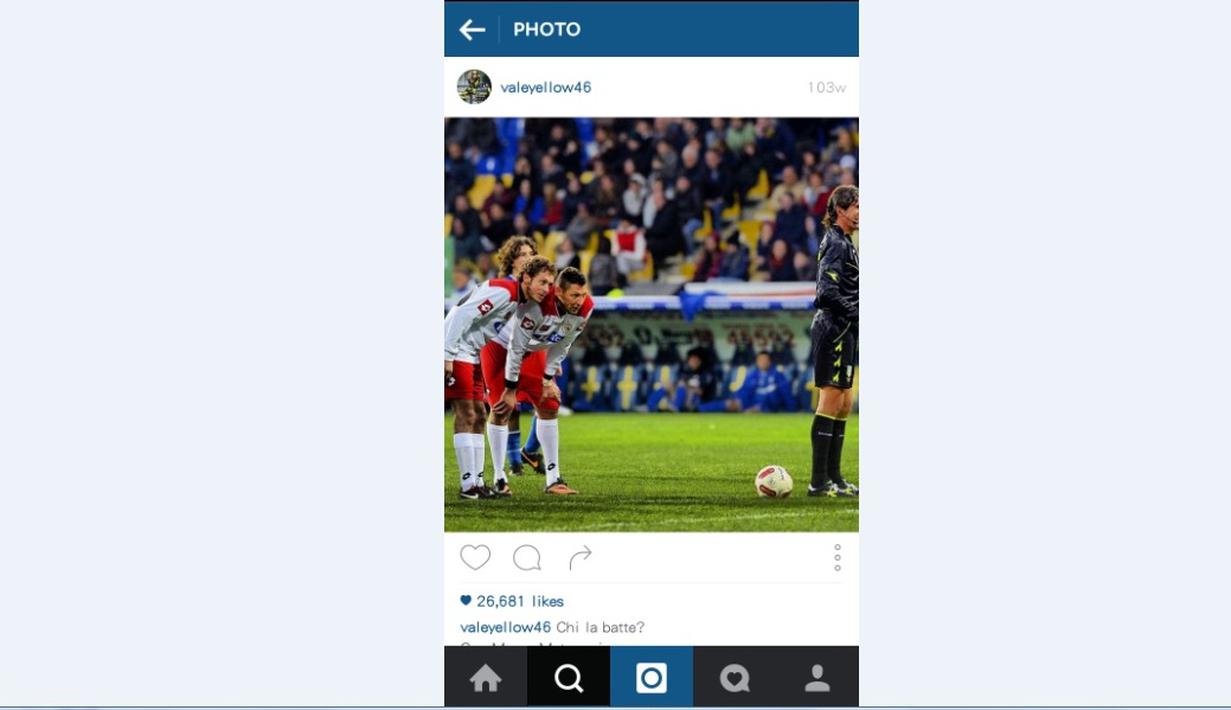 Valentino Rossi saat bermain bola bersama Marco Materazzi. (foto/instagram/valeyellow46)