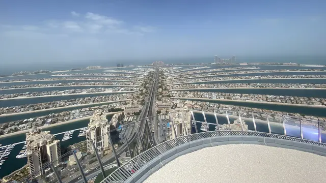 Pemandangan The Palm Jumeirah dari lantai 54
