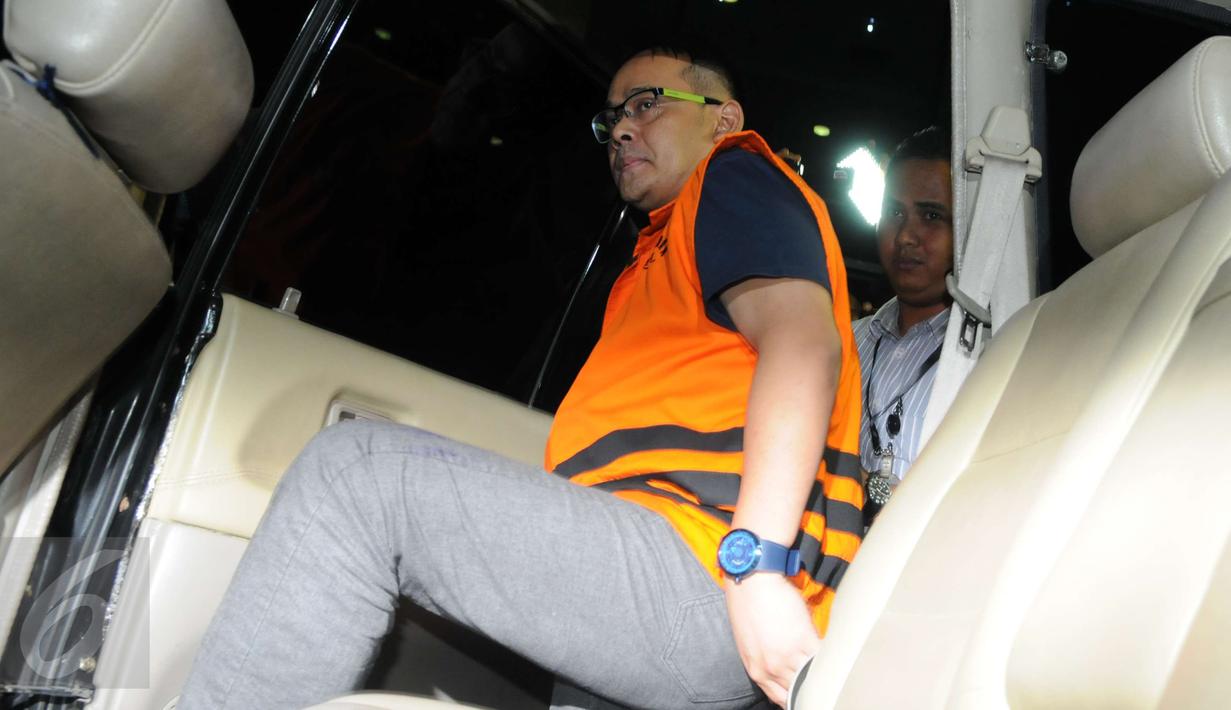 Suami  Inneke Koesherawati, Fahmi Darmawansyah masuk ke dalam mobil yang menjemputnya usai menjalani pemeriksaan KPK terkait kasus dugaan suap proyek pengadaan monitoring satelit di Bakamla, Jakarta, Selasa (27/12). (Liputan6.com/Helmi Afandi)