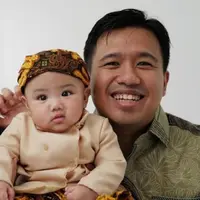 7 Potret Elio Anak Joshua dan Clairine Pakai Blangkon, Gemas Maksimal. (instagram/clairineclay, instagram/jojosuherman)