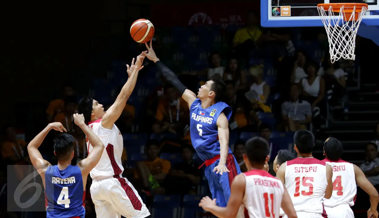Pebasket Indonesia, Rony Gunawan (kiri) berebut bola dengan pemain Filipina, Jeth Troy Rosario dalam laga penyisihan Grup A SEA Games 2015 di OCBC Arena Hall, Singapura, Rabu (10/6/2015). Indonesia kalah 52-81. (Liputan6.com/Helmi Fithriansyah)