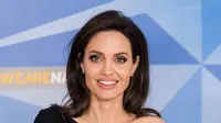 Aktris dan Duta UNHCR, Angelina Jolie saat memberi keterangan saat konferensi pers di Markas Besar NATO di Brussels, Belgia (31/1). (AFP Photo/Emmanuel Dunand)