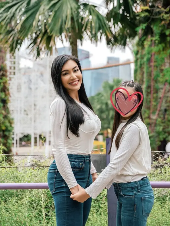 Tampilan Outfit Kompak Denada dan Sang Anak  (@denadaindonesia)