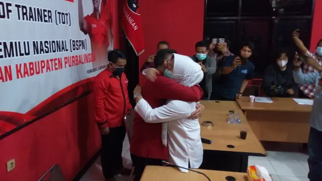 Calon Bupati Purbalingga, Dyah Hayuning Pratiwi menangis ketika mengetahui menang Pilkada Purbalingga hasil real count yang dilakukan tim pemenangan.