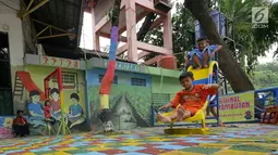 Sejumlah anak bermain dengan fasilitas permainan yang tersedia di RPTRA Terminal Kampung Rambutan, Jakarta, Senin (27/5/2019). Menyambut arus mudik Lebaran 2019, RPTRA mini ini diharapkan bisa memberi hiburan bagi anak-anak yang hendak menunggu keberangkatan. (Liputan6.com/Herman Zakharia)