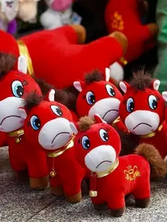Boneka kuda menangis laris manis jelang Imlek 2026 di Tiongkok. (dok. Tangkapan layar Instagram @ailuqiao123/https://www.instagram.com/p/DTb19qekd_5/Dinny Mutiah)