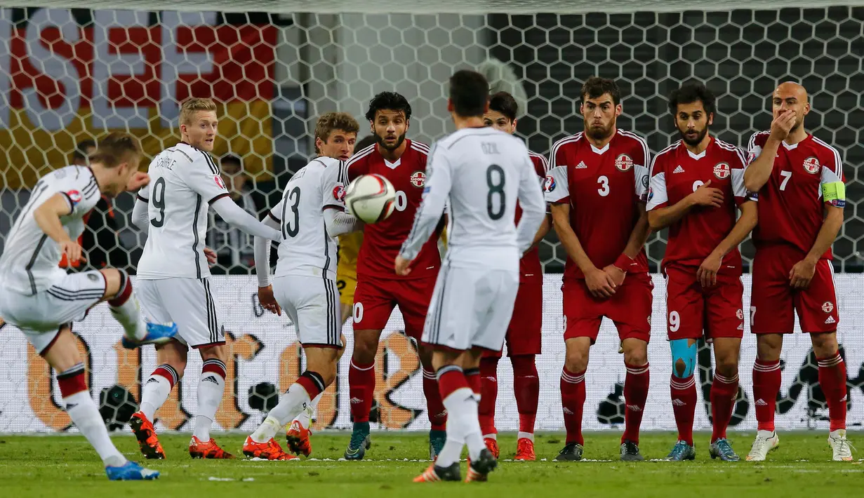 Gelandang Jerman Marco Reus (kiri) saat menendang tendangan bebas ke luar kota pinalti Georgia selama pertandingan kualifikasi EURO 2016 grup D di Leipzig, Jerman, Senin (12/10/2015). Jerman menang dengan skor 2-1. (REUTERS/Fabrizio Bensch)