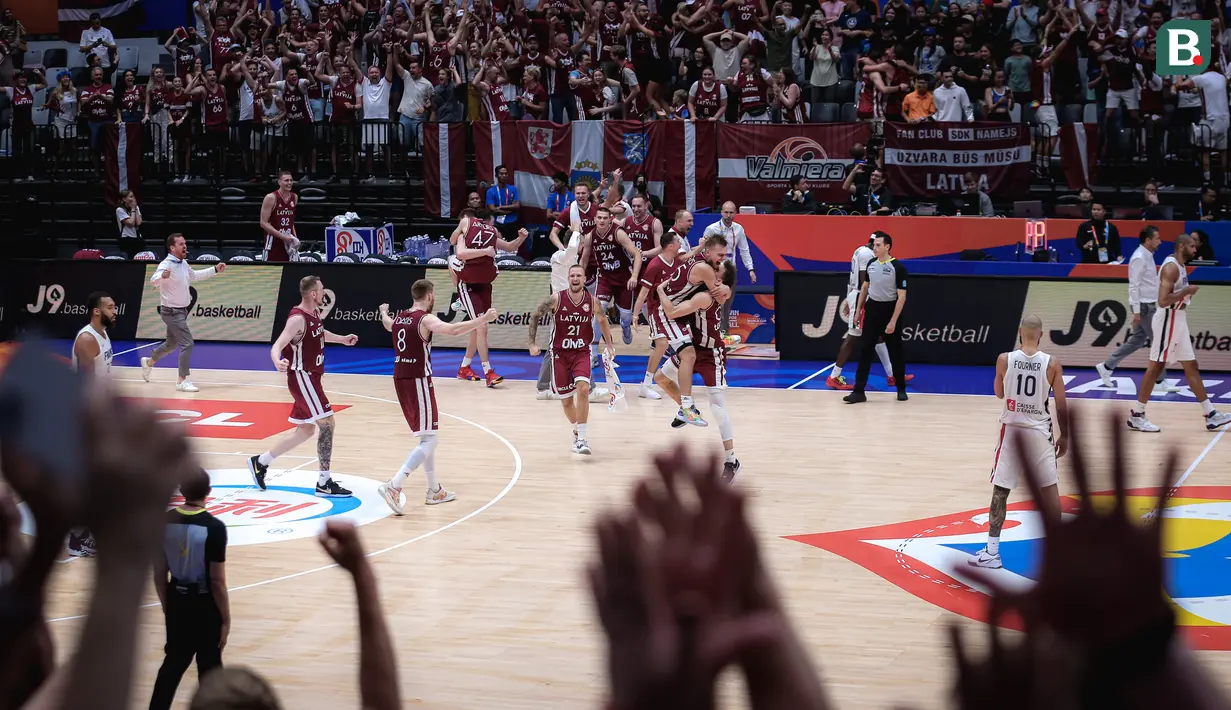 Timnas Basket Latvia merayakan kemenangan setelah menang dramatis atas Prancis pada laga kedua Grup H Piala Dunia FIBA 2023 di Indonesia Arena, Senayan, Jakarta, Minggu (27/08/2023). Latvia menang dengan skor tipis 88-86. (Bola.com/Bagaskara Lazuardi)
