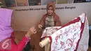 Corporate Secretary BNI Tribuana Tunggadewi saat membuat batik tulis dalam Peringatan Hari Batik Nasional di Museum Tekstil, Jakarta, Jumat (2/10/2015). Perayaan tersebut menampilkan produk batik berbagai daerah di Indonesia. (Liputan6.com/Angga Yuniar)