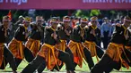 Para penampil saat upacara untuk memperingati HUT Ke-80 Kemerdekaan Indonesia di Banda Aceh pada 17 Agustus 2025. (CHAIDEER MAHYUDDIN/AFP)