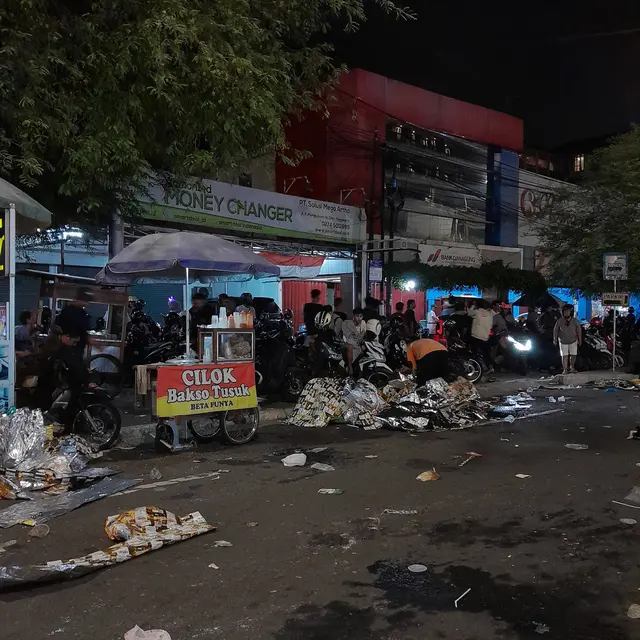 8 Potret Usai Perayaan Tahun Baru 2024 di Jogja yang Tinggalkan Tumpukan Sampah
