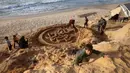 Hal tersebut dilakukan Yazeed Abu Jarad untuk menarik perhatian dunia terhadap situasi di Gaza saat memasuki tahun baru. Tampak dalam foto, seorang anak memanjat bukit pasir di depan patung pasir dengan pesan ucapan "Selamat Datang, Ramadan" yang dibuat oleh seniman Palestina, Yazeed Abu Jarad, di sepanjang pantai di Khan Younis, selatan Gaza pada 17 Februari 2026. (Bashar Taleb/AFP)