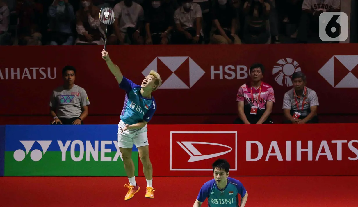 <p>Pebulu tangkis ganda putra Indonesia Marcus Fernaldi Gideon/Kevin Sanjaya Sukamuljo saat bertanding melawan ganda putra Korea Selatan Kang Min Hyuk/Seo Seung Jae pada babak 32 besar Daihatsu Indonesia Masters 2023 di Istora Senayan, Jakarta, Selasa (24/1/2023). Marcus Fernaldi Gideon/Kevin Sanjaya Sukamuljo berhasil lolos ke babak 16 besar Daihatsu Indonesia Masters 2023 usai mengalahkan Kang Min Hyuk/Seo Seung Jae skor skor 21-17 dan 21-12. (Liputan6.com/Herman Zakharia)</p>