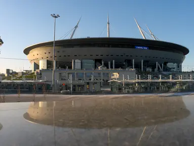 Pemandangan Stadion Saint Petersburg di Rusia, Selasa (4/2/2020). Stadion yang sekilas mirip dengan desain pesawat luar angkasa ini merupakan satu dari 12 stadion tuan rumah Euro 2020. (Olga MALTSEVA/AFP)