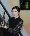 Penyanyi Isyana Sarasvati merasakan tegang saat memegang piala. Hal ini lantaran, ekspektasi orang makin tinggi dengan perolehan mendali yang didapatkan di AMI Awards 2016. (Deki Prayoga/Bintang.com)