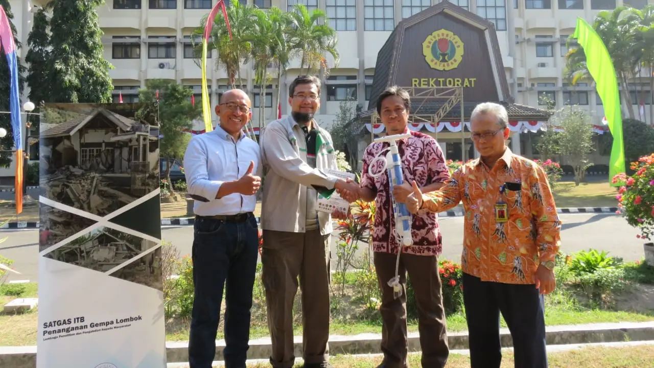 Pemberian alat penjernih air dari ITB