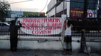 Warga memasang spanduk meminta para pemudik melakukan tes swab antigen sebelum kembali ke Jakarta. (Liputan6.com/Ady Anugrahadi)