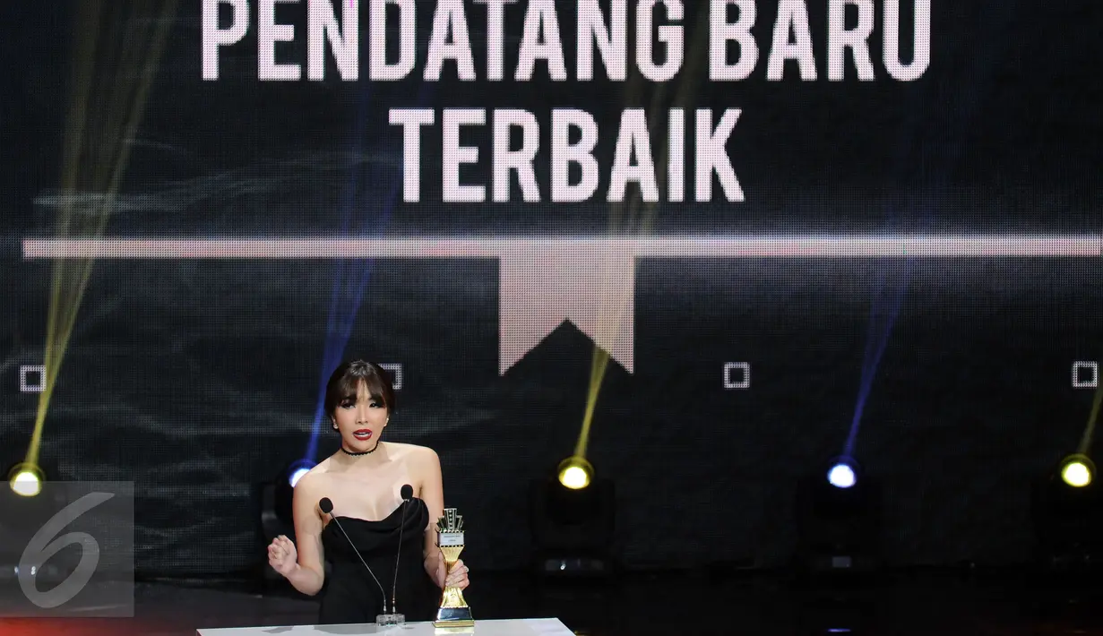 Gisella Anastasia menyampaikan pernyataan usai dinobatkan sebagai Pendatang Baru Terbaik dari film Cek Toko Sebelah pada Indonesian Box Office Movie Awards 2017 di Studio 6 Emtek City, Jakarta, Rabu (29/3). (Liputan6.com/Helmi Fithriansyah)