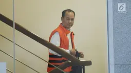 Mantan Kepala BPPN Syafruddin Arsyad Temenggung menaiki tangga menuju ruang periksa di Gedung KPK Jakarta, Rabu (27/12/2017). Ia diperiksa terkait dugaan korupsi pemberian SKL pemegang saham pengendali BDNI tahun 2004. (Liputan6.com/Helmi Fithriansyah)