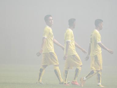 Suasana turunkan kabut asap akibat suar yang dinyalakan oleh suporter Persib Bandung saat laga melawan PS Polri di Stadion Wibawa Mukti, Bekasi. (Bola.com/Vitalis Yogi Trisna)
