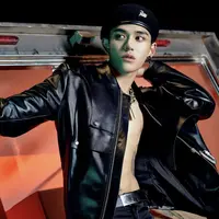 Lucas NCT akhirnya menyapa penggemarnya melalui foto lautan diedit black and white yang diunggah di Instagramnya pada Rabu (9/2) setelah hampir 6 bulan tak ada kabar usai kasus kontroversialnya. Terlepas dari hal itu, nyatanya Lucas kerap menggunakan outfit sederhana dengan harga terjangkau.