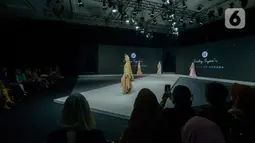 Model memeragakan busana dalam Muslim Fashion Festival (Muffest) 2020 di Jakarta Convention Center (JCC), Jakarta, Kamis (20/2/2020). Muffest 2020 ajang pameran para pelaku industri busana muslim Tanah Air. (merdeka.com/Imam Buhori)