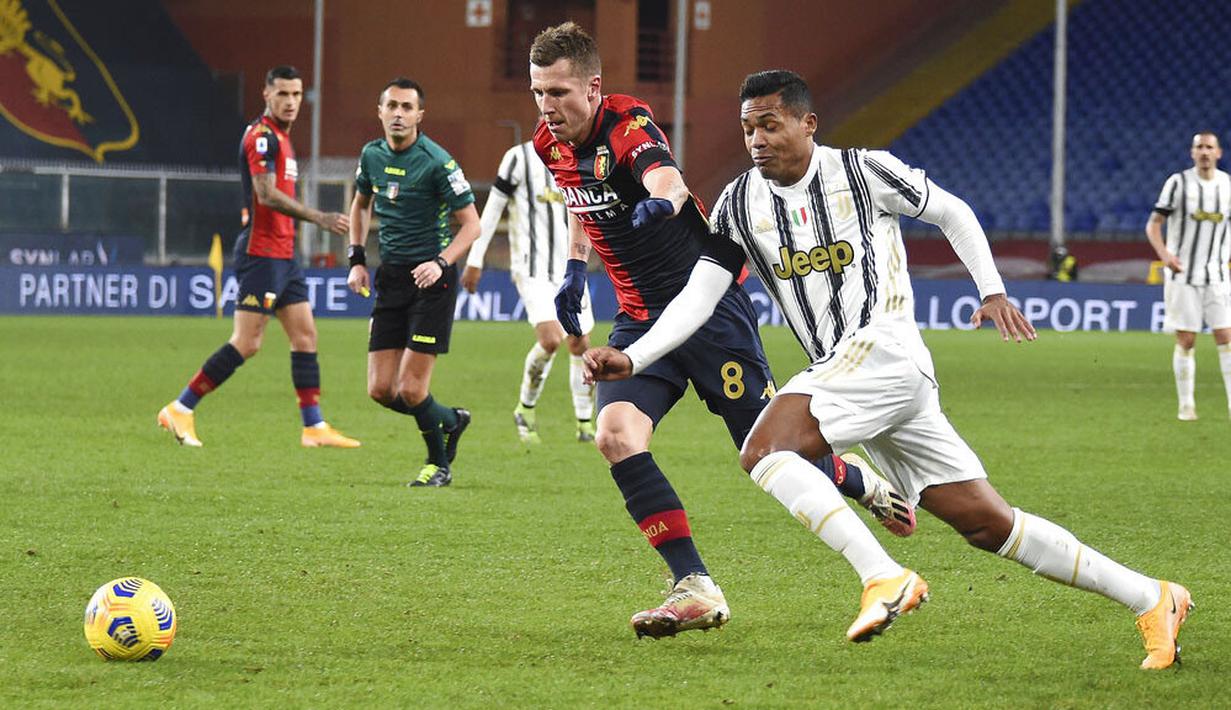 Pemain Juventus, Alex Sandro, berebut bola dengan pemain Genoa, Lukas Lerager, pada laga Liga Italia di Stadion Luigi-Ferraris, Senin (14/12/2020). Juventus menang dengan skor 1-3. (Tano Pecoraro/LaPresse via AP)