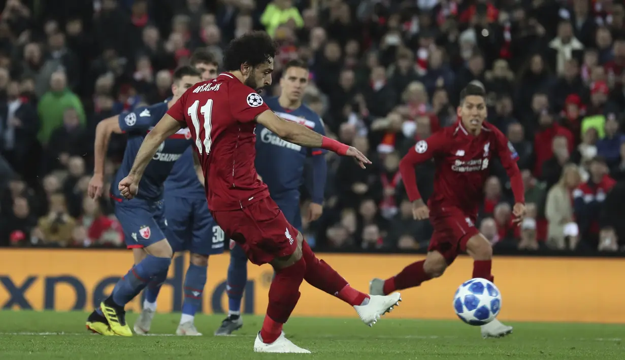 Penyerang Liverpool, Mohamed Salah, melepaskan tendangan penalti ke gawang Crvena Zvezda pada laga Liga Champions, di Stadion Anfield, Rabu (24/10/2018). Liverpool menang 4-0 atas Crvena Zvezda. (AP/Jon Super)