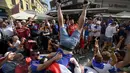 Selebrasi suporter Timnas Prancis jelang pertandingan babak 16 besar Piala Eropa 2020 antara Prancis dan Swiss di distrik kota tua Bucharest, Rumania, Senin (28/6/2021). (Foto: AP/Andreea Alexandru)