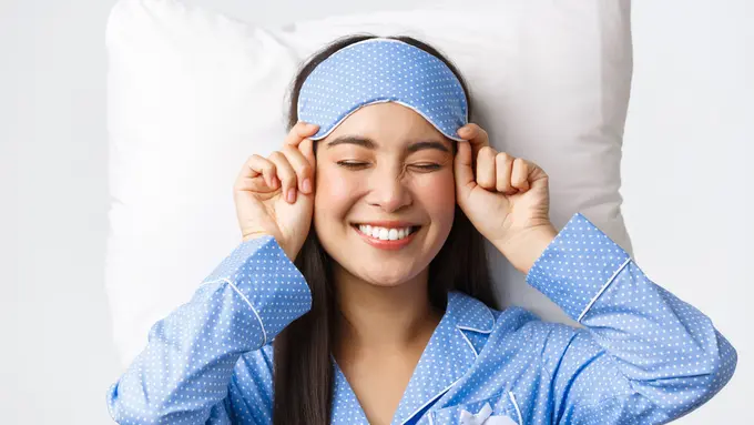 Skincare Malam Sering Menempel di Bantal Saat Tidur? Ini Beauty Hack yang Bisa Dicoba