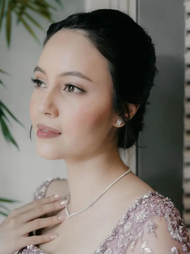 6 Pesona Anggika Bolsterli Tunangan setelah 7 tahun Pacaran, Tampil Anggun Berkebaya Ungu