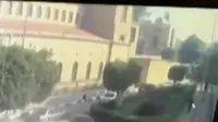 Dalam rekaman video CCTV seorang pria terlihat berjalan ke dalam gereja sesaat sebelum ledakan terjadi.