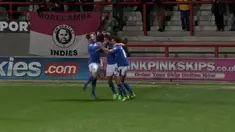 Barry Roche kiper Morecambe tim sepak bola peserta League Two di Inggris mencetak gol pada injury time dan membantu timnya meraih hasil seri melawan Portsmouth.