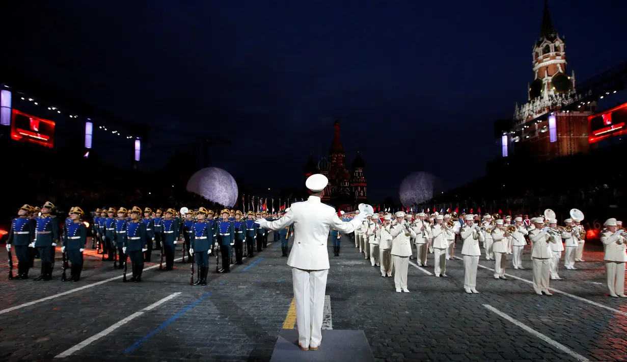 Anggota Band Presiden Rusia dan Garda Kehormatan dari resimen Presiden tampil selama Festival Musik Militer Internasional Menara Spasskaya di Lapangan Merah Moskow, Rusia, Jumat (26/08). (REUTERS/Sergei Karpukhin)