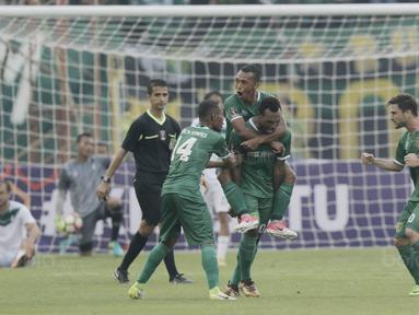Pemain Persebaya merayakan gol yang dicetak oleh Nelson Alom ke gawang PSMS pada laga perempat final Piala Presiden di Stadion Manahan, Solo, Sabtu, (3/2/2018). PSMS menang adu penalti atas Persebaya dengan skor 4-3. (Bola.com/M Iqbal Ichsan)