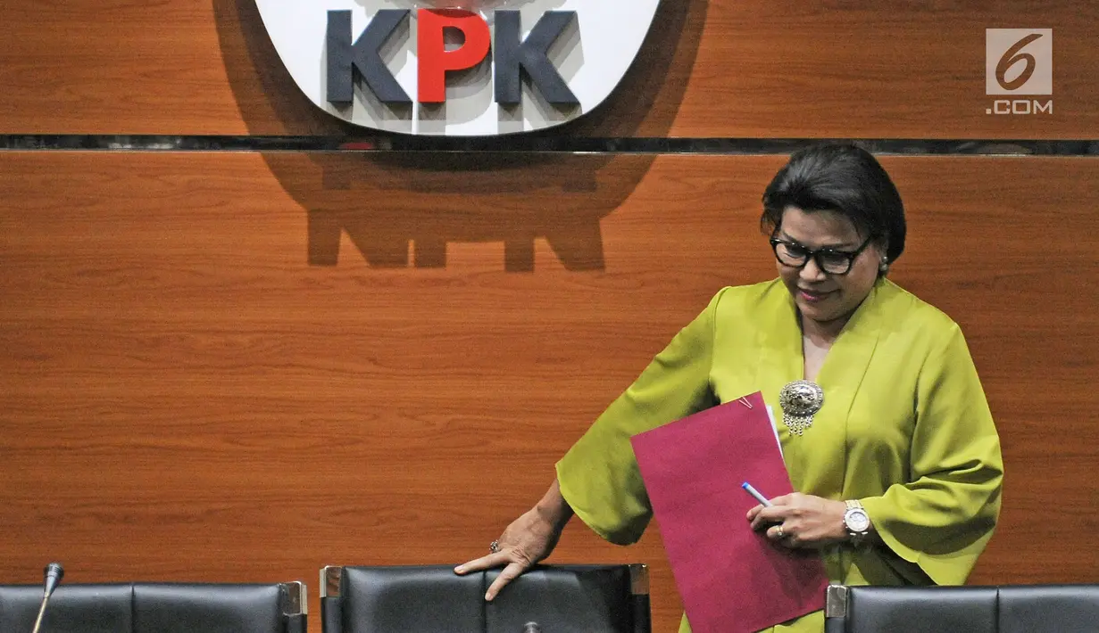 Wakil Ketua KPK Basaria Panjaitan memberi keterangan terkait OTT Kendari di Gedung KPK, Jakarta, Kamis (1/3). Dua tersangka dalam OTT Kendari ialah Wali Kota Kendari Adriatma Dwi Putra dan cagub Sultra Asrun. (Liputan6.com/Herman Zakharia)