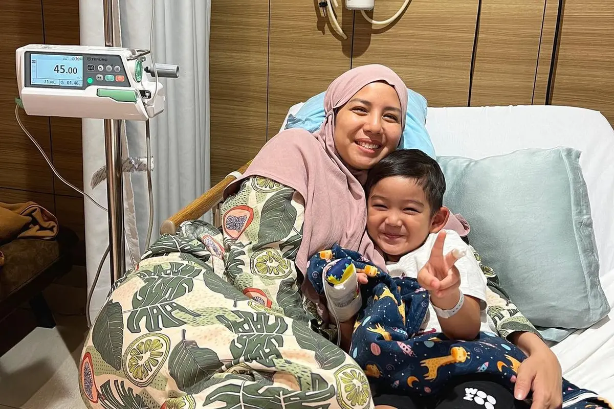 Tya Ariestya Kabarkan Sang Putra Alami Demam Hingga 5 Hari Tak Kunjung Mereda hingga Kesulitan Cari Rumah Sakit