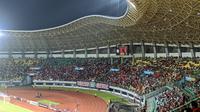 Tribune selatan Stadion Patriot Candrabhaga, Bekasi, dipadati suporter yang memberikan dukungan langsung terhadap Timnas Indonesia U-19 saat menghadapi Thailand dalam laga Grup A Piala AFF U-19 2022, Rabu (6/7/2022) malam WIB.