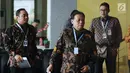 Ketua Bawaslu RI. Abhan (tengah) bersiap melakukan pertemuan dengan pimpinan KPK, Jakarta, Selasa (10/10). Pertemuan untuk mensinergikan pengawasan dan pencegahan pelanggaran dana kampanye, mahar politik dan politik uang. (Liputan6.com/Helmi Fithriansyah)