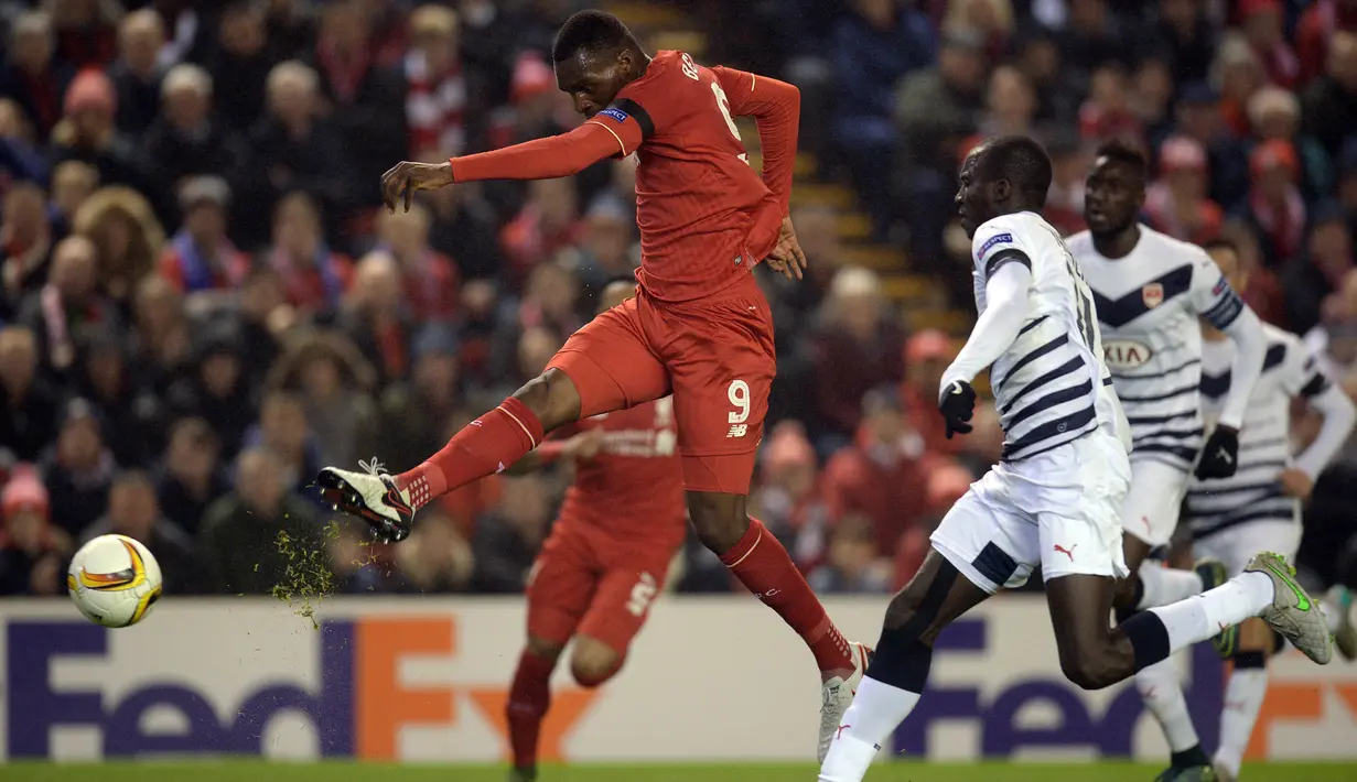 Penyerang Liverpool, Christian Benteke, melakukan tendangan ke arah gawang Bordeaux pada laga Liga Europa di Stadion Anfield, Inggris, Kamis (26/11/2015). (AFP Photo/Oli Scarff)
