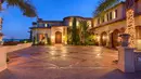 Gigi Hadid tengah menanjak namanya seiring penampilannya di The Real Housewives of Beverly Hills. Aktris berusia 20 tahun ini tak asing lagi dengan kemewahan. Tilik saja rumah masa kecilnya yang wah!(architecturaldigest.com)