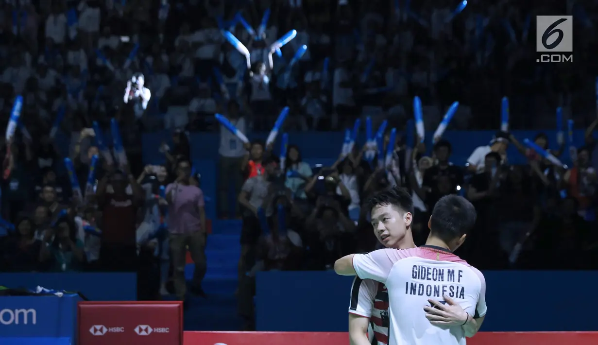 Ganda putra Indonesia, Kevin Sanjaya Sukomuljo/Marcus F Gideon berpelukan usai mengalahkan Takuto Inoue/Yuki Kaneko (Jepang) di Final Indonesia Open 2018, Istora GBK, Minggu (8/7). Kevin/Marcus unggul 21-13, 21-16. (Liputan6.com/Helmi Fithriansyah)