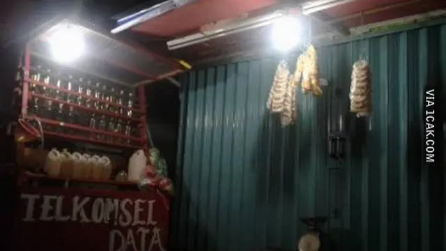 6 Momen Nyeleneh yang Terjadi di Warung Ini Absurd, Enggak Habis Pikir