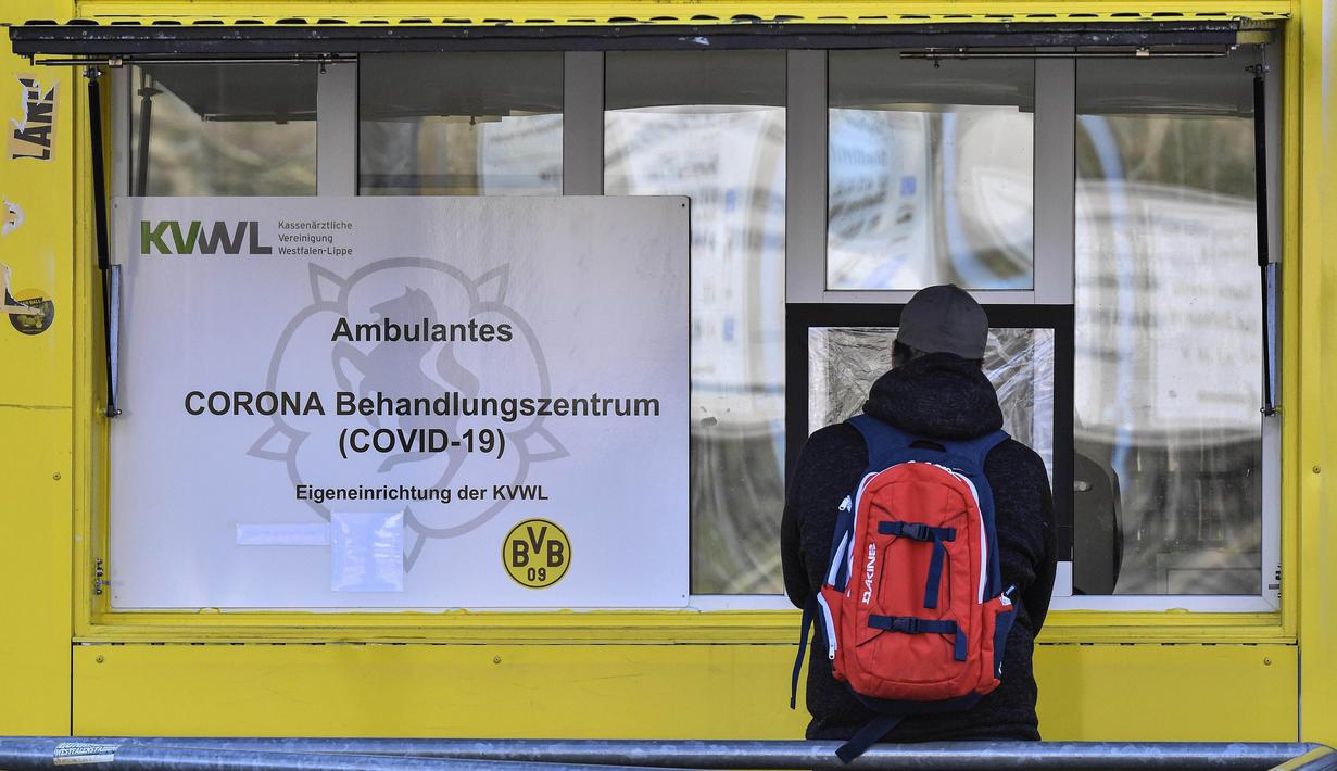 Seorang pasien saat di depan pintu masuk Stadion Signal Iduna Park, Jerman, Sabtu (4/4/2020). Stadion Borussia Dortmund ini dialihfungsikan menjadi tempat pusat pengujian COVID-19. (AP/Martin Meissner)