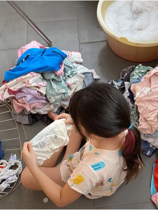 <p>"Instagram vs Reality," tulis Gading Marten membagikan tiga foto putrinya. [Instagram/gadiiing]</p>