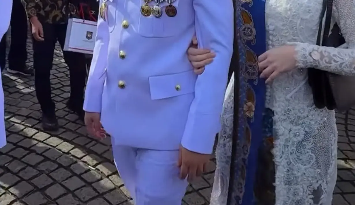 <p>Emil Dardak dan Arumi Bachsin di pelantikan kepala daerah. [@arumibachsin_94]</p>