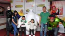 Pecinta film dengan kostum para karakter film Big Hero 6 bergaya di depan kamera, Jakarta, Minggu (9/11/2014) (Liputan6.com/Panji Diksana)
