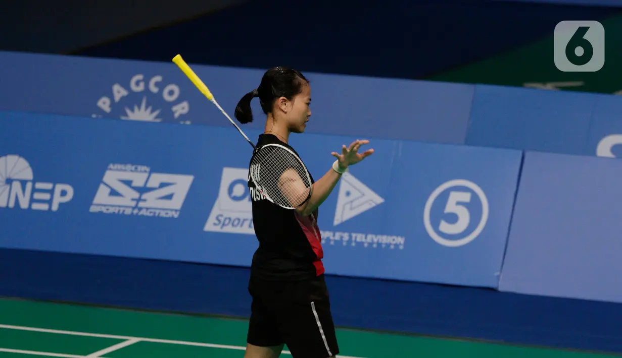 Kekecewaan pebulutangkis Indonesia, Fitriani, saat melawan Busanan Ongbumrungpan pada final bulutangkis beregu putri SEA Games 2019 di Muntinlupa Sports Complex, Manila, Selasa (3/12). Kekalahan yang dialami Fitriani membuat Indonesia tertinggal 1-2 dari Thailand. (Bola.com/M Iqbal Ichsan)
