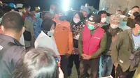 Menteri Risma menyapa warga terdampak, dalam tinjauan langsung area terdampak banjir bandang di kecamatan Sukawening Garut, Jawa Barat. (Liputan6.com/Jayadi Supriadin)