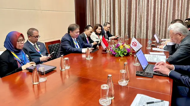 Menteri Koordinator Bidang Perekonomian Airlangga Hartarto mengadakan Pertemuan Bilateral dengan Presiden AIIB Jin Liqun, di sela-sela KTT ASEAN 2024 di Vientiane, Laos (9/10/2024). (Dok Kemenko Perekonomian)